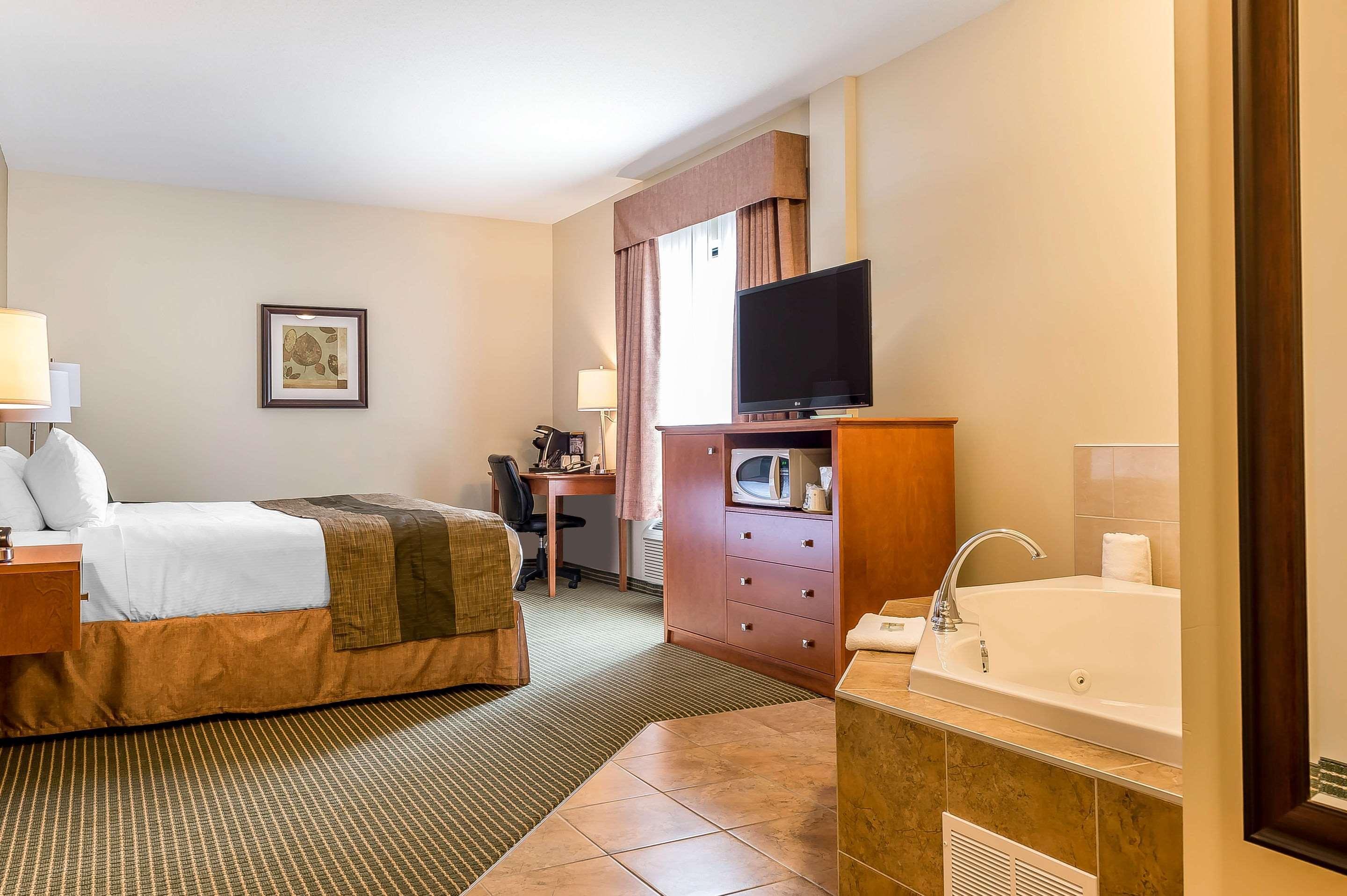 Quality Inn & Suites Hawkesbury Εξωτερικό φωτογραφία